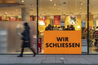 Shopping street, pedestrian zone, shoe shop closes, clearance sale, business closure, Limbacher