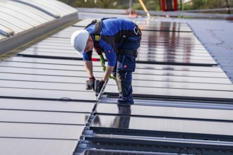 Installation of solar modules on the roof of a commercial enterprise, over 400 photovoltaic modules