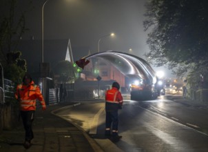 Transport of a 68 metre long, 22 tonne blade of a wind turbine, here in Breckerfeld, with a