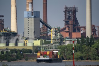 Rhine near Duisburg Bruckhausen, Marxloh, Thyssenkrupp Steel steelworks, blast furnaces, sintering