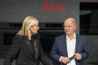 Olaf Scholz (Chancellor of the Federal Republic of Germany, SPD) at the AEG stand during the press