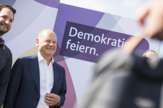Olaf Scholz (Federal Chancellor, SPD) has his photo taken with visitors after a tour of the