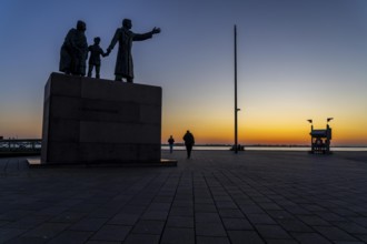 The Emigrants Monument, The Emigrants, at Willy-Brand-Platz, at the Seebäderkaje, sunset over the