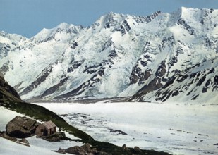 Glacier, Malte Brun is the highest peak in the Malte Brun Range, which lies between the Tasman and