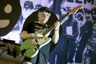Mello Kanone, guitarist of the punk rock band TEAM SCHEISSE, live on 09.05.2025 at the sold-out