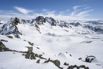 Mountain landscape with snow, view of peaks Piz Grialetsch and Piz Vadret, on the Scalettahorn,