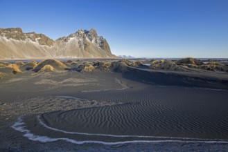 Vestrahorn, Vesturhorn, scree mountain made of gabbro and granophyre rocks, part of the Klifatindur