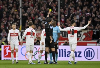 Referee Referee Deniz Aytekin shows yellow card yellow caution Odilon Kossounou Bayer 04 Leverkusen