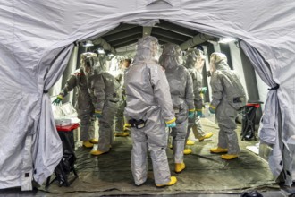 Decontamination of injured persons after an assumed accident involving hazardous substances, fire