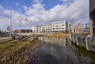 Rathausterassen Garbsen, outdoor area of a restaurant, pond, lawn, flagpoles, commercial buildings,