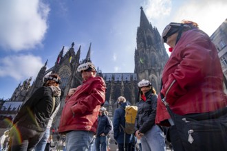 Timeridego, virtual city tour with VR glasses, on various topics, virtual reality time travel into