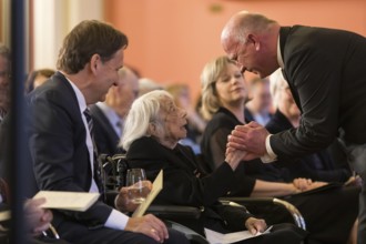 Margot Friedländer (Holocaust survivor and honorary citizen of the city of Berlin) is greeted by