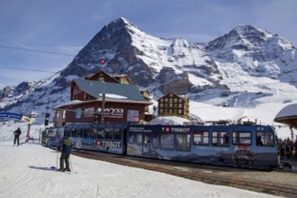 25 March 2024, Kleine Scheidegg, Grindelwald Switzerland : Many skiers and tourists enjoy the sunny