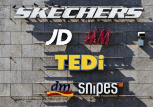 Façade of Forum Hanau with company logos at the shopping centre, Freiheitsplatz, Hanau, Hesse,
