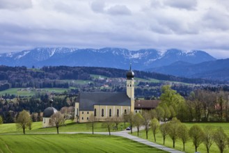 Pilgrimage church Wilparting St. Marinus, mountain landscape, meadow, trees, road, snow-covered