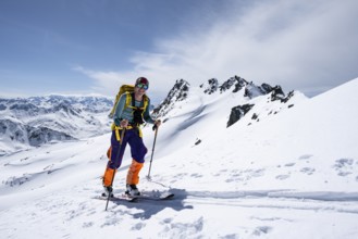 Ski tourers on the Graubünden Haute Route, ascent to the Scalettahorn, snow-covered mountains,