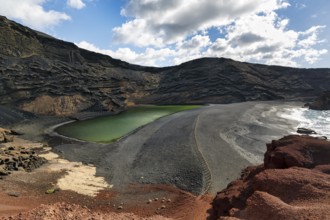 Lago verde, green lagoon, Charco de los Ciclos, cliffs, black lava beach, El Golfo, Lanzarote,