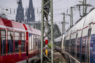 Rail traffic on the line between Cologne Central Station and Cologne-Deutz, Hohenzollern railway