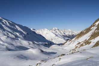 Mountain panorama with the peaks of the Bergüner Stöcke Tinzenhorn and Piz Ela, mountain landscape