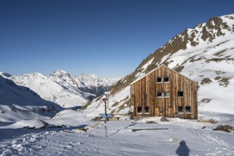 Keschhütte with snow, View at the Keschhütte in winter, Bündner Haute Route, Albula Alps, Rhaetian