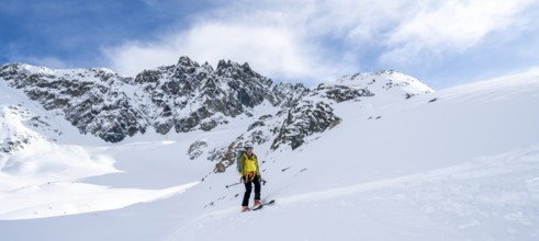 Skiers on the descent to the Grialetschhütte on the Bündner Haute Route, Bündner Haute Route,