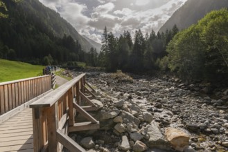 Wooden bridge, hiking trail along the Stillup stream, hiker, Stilluptal, Stillupgrund, Mayrhofen,