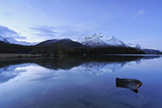 Morning atmosphere at Lake Sils behind Piz da la Margna, Sils, Engadin, Canton Graubünden,