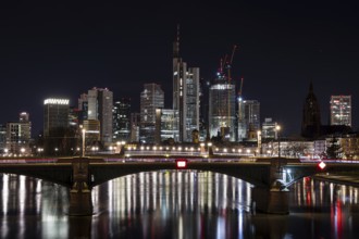 30 hrs and 21:30 hrs, only in greatly reduced form., Flößerbrücke, Frankfurt am Main, Hesse,
