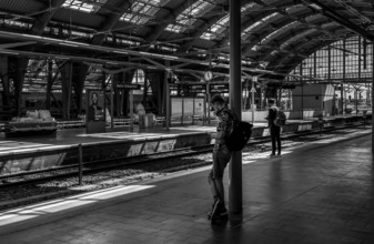 Black and white photograph, S-Bahn, platform and construction work at Berlin Ostbahnhof,