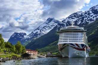 IONA PandO CRUISES, Olden, Innvikfjorden, Norway, Europe
