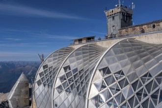 Zugspitze, above the Münchner Haus and the tower of the weather station, below the three hyperbolic