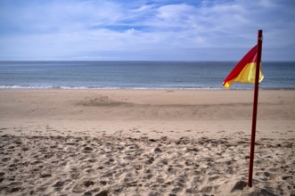 Flag on the beach, guarded, indication of ocean currents and tides, tides, sea, sandy beach, Meia