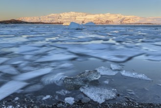 Ice floes in glacier lagoon, sunrise, morning mood, glacier, mountains, winter, Jökulsarlon,