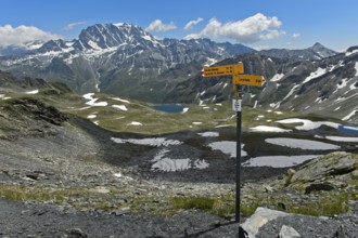 Signpost at the Col du Bastillon pass, view to the summit of Mont Velan, Valais Alps, Valais,