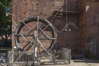 Medieval wooden wheel for lifting building materials, in front of the monastery church, Kirchpl.