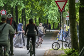 One of 4 road crossings of the Promenade cycle path, a tree-lined, car-free, approximately 4.5 km