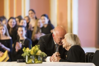 Margot Friedländer (Holocaust survivor and honorary citizen of the city of Berlin) is congratulated