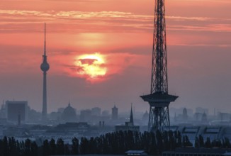 Sunrise in Berlin, Radio Tower, Television Tower, 06.09.2024, Berlin, Berlin, Germany, Europe