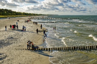 Holidaymakers at the Zingst pier, cloudy mood and waves, Baltic Sea coast, Zingst,