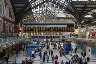 Concourse busy with passengers, Liverpool Street railway station, London, England, UK