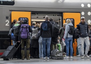 Cologne Central Station, Regional Express, RRX, Rhine-Ruhr Express, Passengers on the platform,