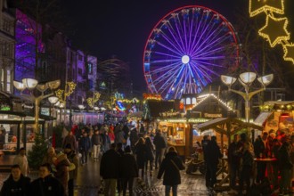 Christmas market on Königsstraße in the city centre of Duisburg, pre-Christmas season, Christmas