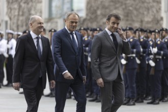 Federal Chancellor Olaf Scholz (SPD) welcomes Emmanuel Macron, President of France, and Donald