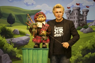 Sascha Grammel with hand puppet Frederic Freiherr von Furchensumpf live on Wünsch dir was Tour at