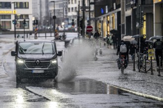 Winter, rainy weather, freezing rain, large puddle, puddle of water, in the city centre, Große