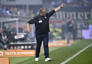 Coach Frank Schmidt 1. FC Heidenheim 1846 FCH on the sidelines Gesture Gesture Voith-Arena,