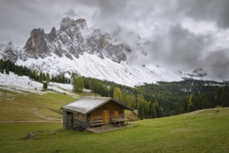 View of a part of the Geisler group from the Gampenwiese, in the foreground an alpine hut,