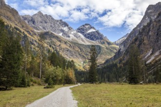 Oytal, behind mountains Schneck and Großer Wilder, autumn atmosphere, Allgäu Alps, Oberstdorf,