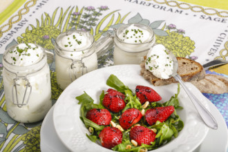 Swabian cuisine, Luggeles cheese in a jar, salad rocket with strawberries, pine nuts, Swabian cream