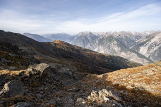 View from the ridge of the Venet to the mountain panorama of the Parzinn Group of the Lechtal Alps,